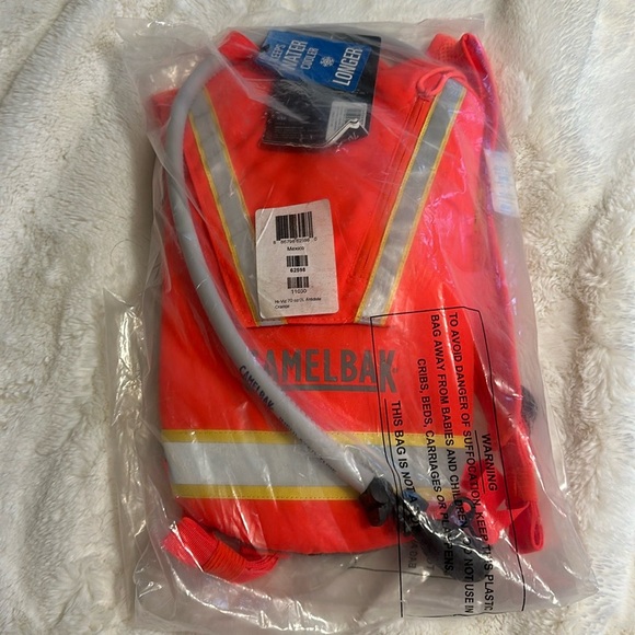🆕New with tags- Camelbak hydration backpack- insulated - Picture 5 of 6